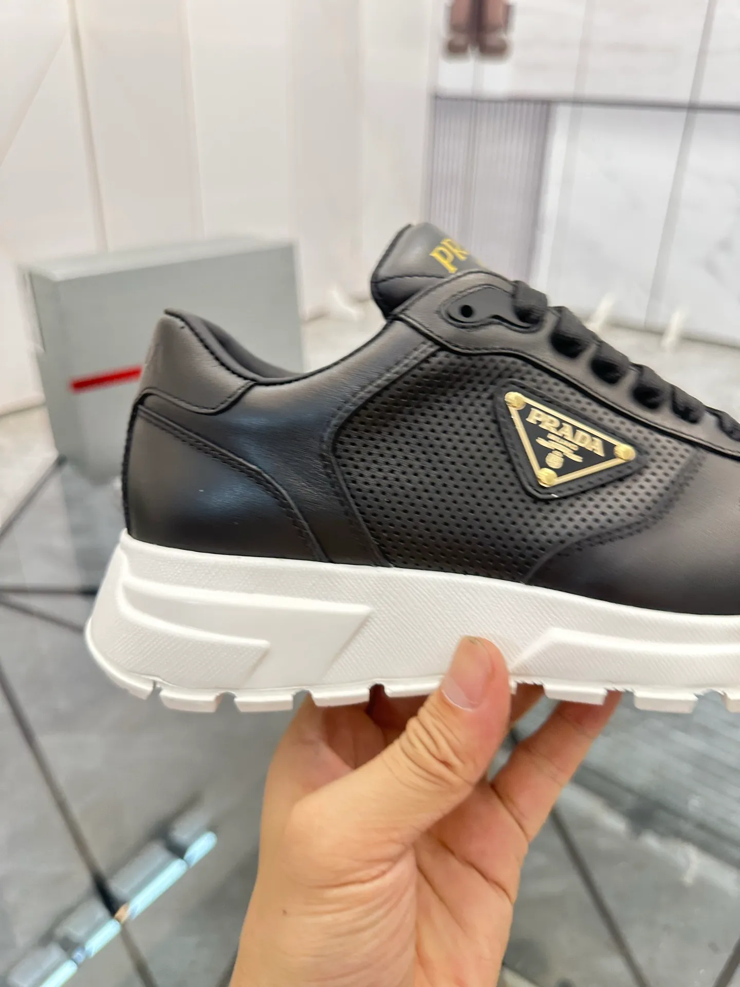 Men's shoes: 💰P580¥ High-end top quality Product trademark: Prada *"Prada*" low-top casual shoes Regular size: 38-45 (can be customized to 46) Product materials: imported first-layer cowhide for the upper, cowhide lining, cowhide feet, original outsole. Number: 832